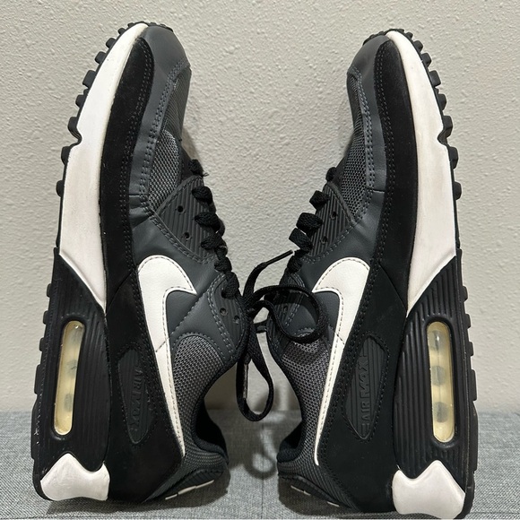 Nike Women’s Air Max Oketo Sneaker - Picture 6 of 12
